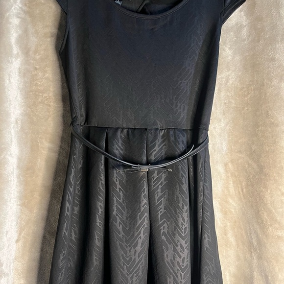 IZ BYER WOMEN’S BLACK PRINTED SCUBA KNIT SHORT SLEEVE DRESS - WITH BELT - Picture 3 of 14